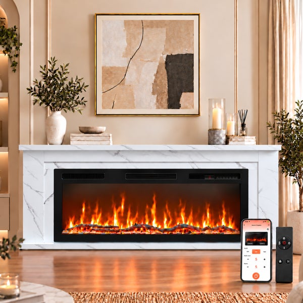 Elektrischer Kamin mit weißer Marmoroptik Umrandung, lebensechtem Flammeneffekt, Smartphone App Steuerung und Fernbedienung im Wohnzimmer.
