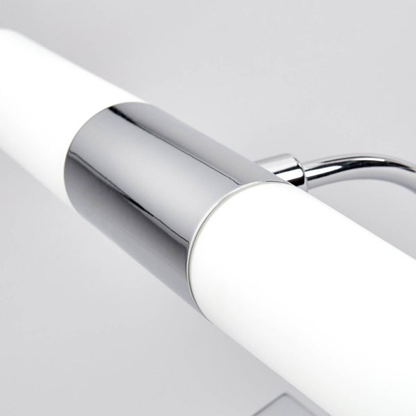 Detailaufnahme einer Badezimmerlampe mit verchromten Elementen und weißem Lampenschirm