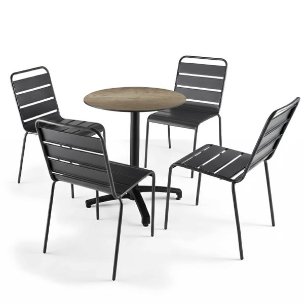 Rundes Bistro-Set bestehend aus einem Tisch mit Holzoptik-Platte und vier modernen Metallstühlen mit Latten-Design.
