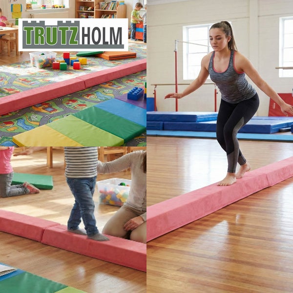 Klappbarer Schwebebalken aus weichem Schaumstoff für Kinder, abgebildet in einem hellen Spielzimmer mit Balancierübung.