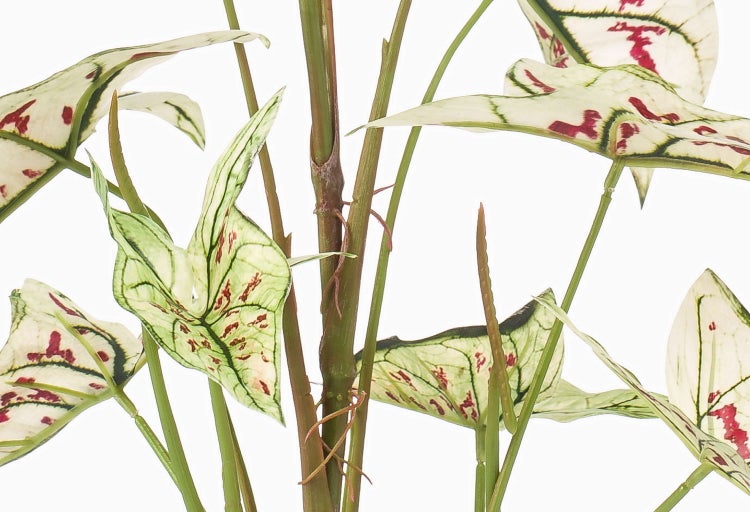 Künstlicher Rosenzweig mit weißen Blüten, einer Knospe und grünen Blättern.