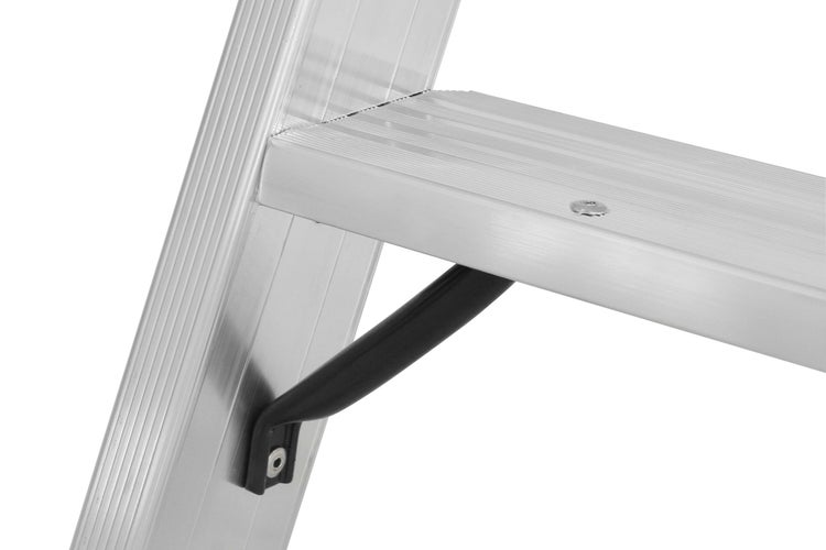 Detail einer Aluminiumleiter mit Stufe und schwarzer Halterung