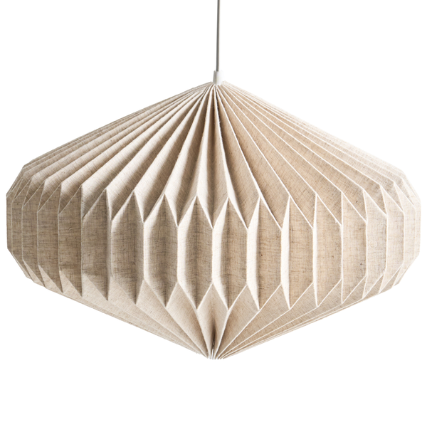 Plissierter Lampenschirm aus beigem Stoff in geometrischer Rautenform.