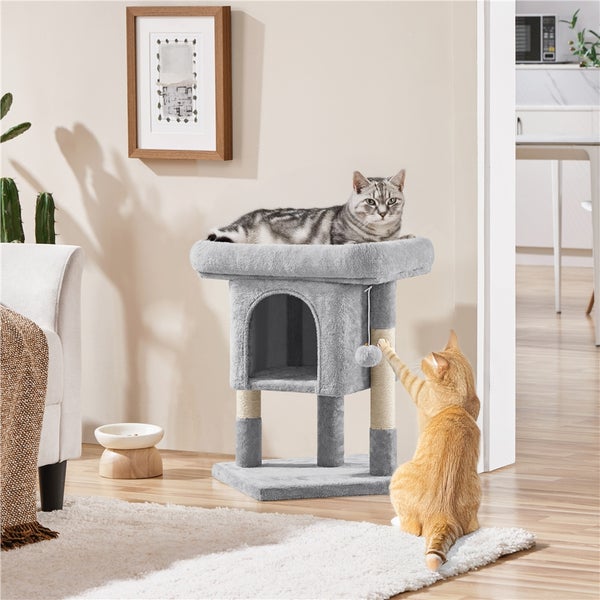 Grauer Kratzbaum mit zwei Katzen in einem hellen Wohnzimmer.