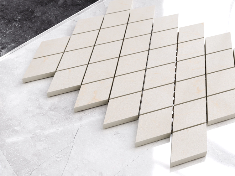 Rautenförmige Mosaikfliese aus Feinsteinzeug in Beige.