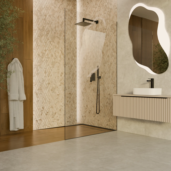 Modernes Badezimmer mit begehbarer Dusche, Glaswand, Waschtisch mit Aufsatzbecken, schwarzer Armatur und hinterleuchtetem Spiegel in organischer Form.