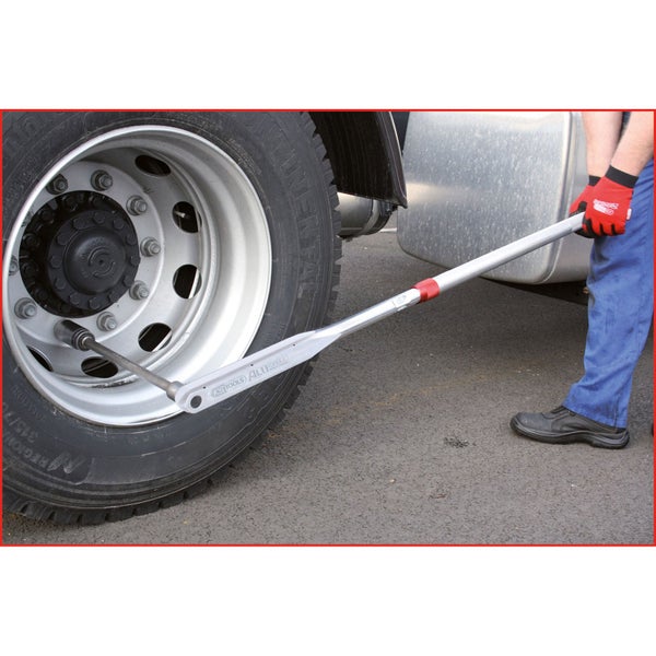 Radwechsel mit Radmutternschlüssel an einem LKW-Reifen