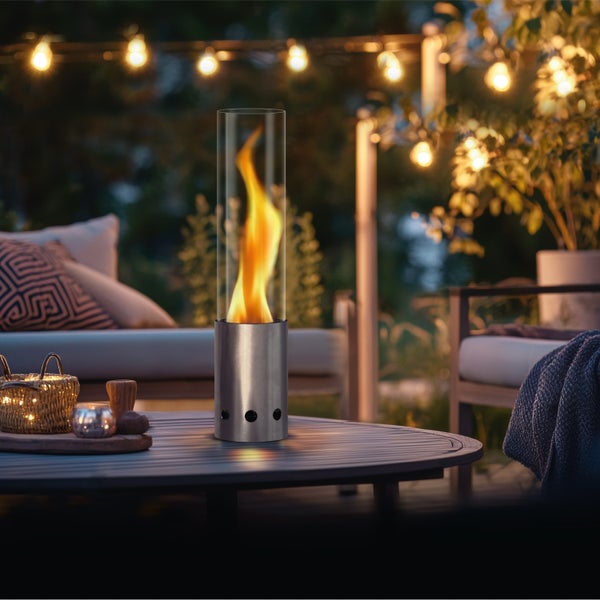 Darstellung der Befüllung des Gardenflare Feuerrohrs mit Pellets