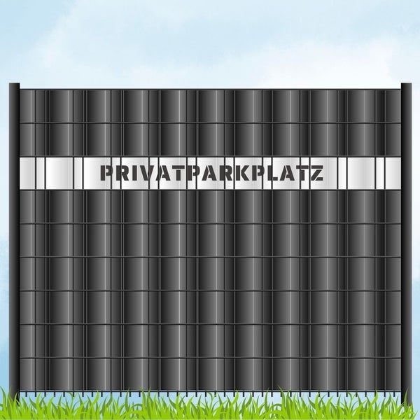 Sichtschutzzaun mit der Aufschrift Privatparkplatz