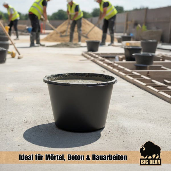 Maurerkübel für Mörtel und Beton auf einer Baustelle mit Bauarbeitern im Hintergrund. Big Dean Logo.
