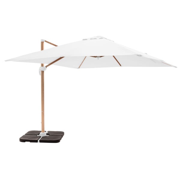 Ampelschirm mit weißem Bezug, Gestell in Holzoptik und dunklem Standfuß.