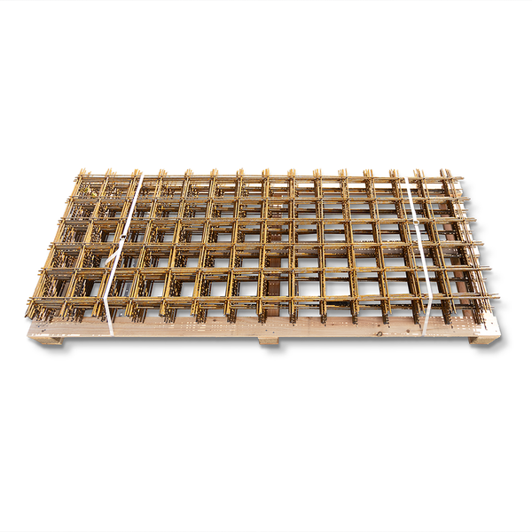 Stapel Estrichmatten aus Stahl auf einer Holzpalette, gesichert mit Spannbändern.
