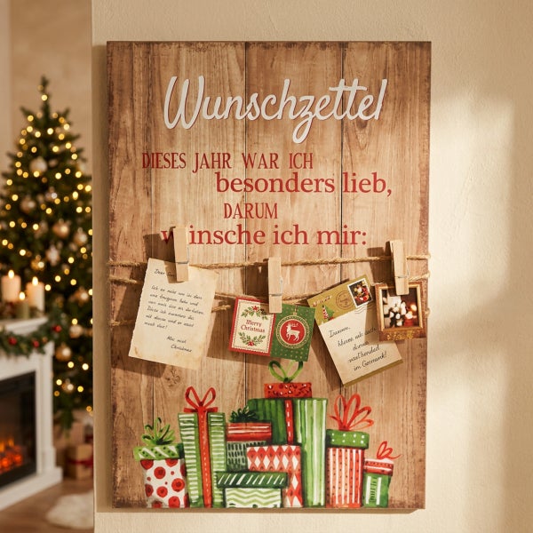 Holzschild Wunschzettel als Weihnachtsdeko mit Klammern und Kordel zum Aufhängen von Wunschzetteln vor einem Weihnachtsbaum.