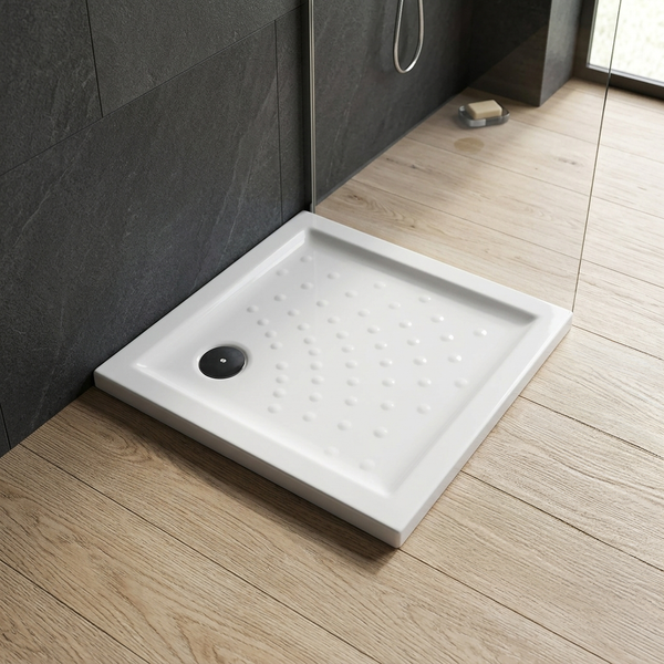 Modernes helles Badezimmer mit weißer quadratischer Duschwanne, rutschhemmender Noppenstruktur und Ablauf auf Holzbodenoptik.