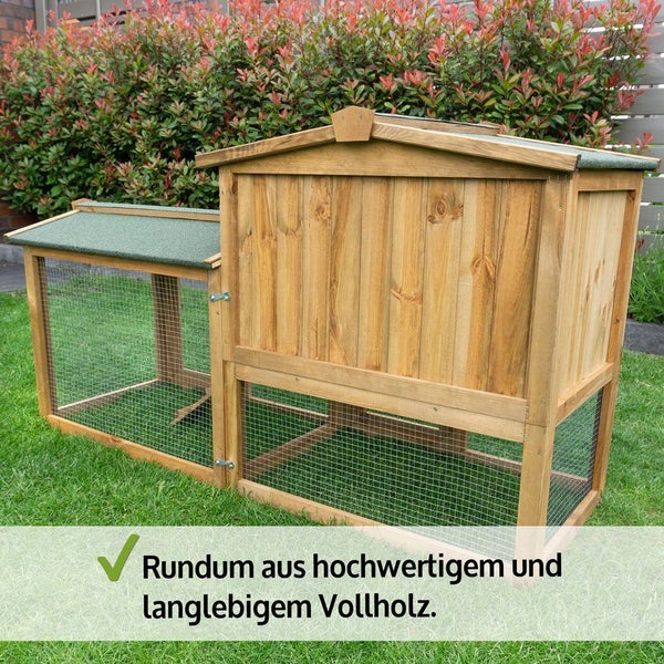Kleintierstall aus langlebigem Vollholz mit integriertem Freilaufgehege und wetterfestem Dach in einem Garten.