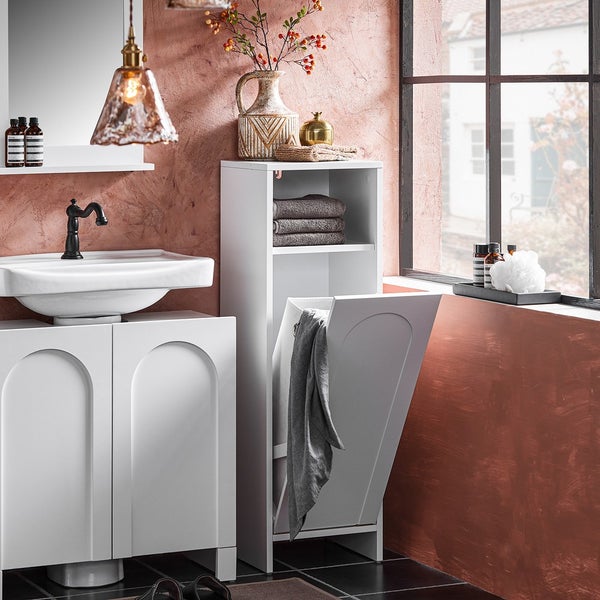 Badezimmer mit Waschbecken, Unterschrank, Regal und Wäschekipper in Weiß