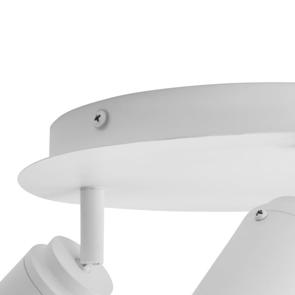 Detailansicht einer weißen Deckenleuchte mit mehreren Strahlern.