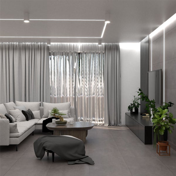 Wohnzimmer mit Sofa, Couchtisch, Vorhängen und TV-Möbel