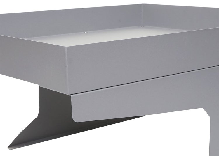 Detailansicht eines grauen Pflanztisches aus Metall