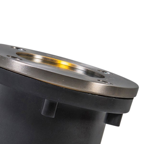 Bodeneinbaustrahler rund aus Metall und Kunststoff mit Glasabdeckung und warmweißem Licht.