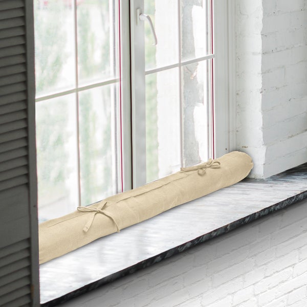 Zugluftstopper aus Stoff am Fensterbrett