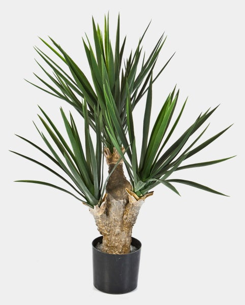 Künstliche Yucca-Palme mit dickem Stamm und grünen spitzen Blättern in schwarzem Topf.