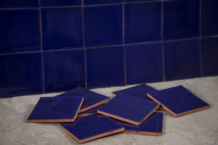 Quadratische, kobaltblaue Fliesen für Wand und Boden