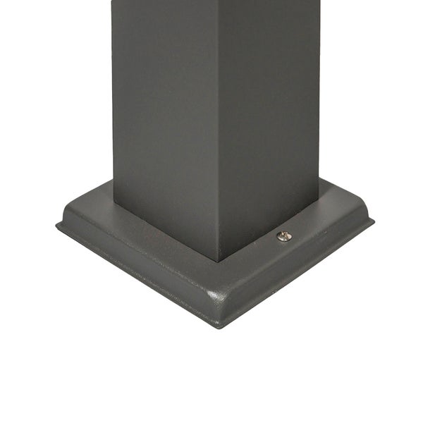 Detailaufnahme eines quadratischen Pfostenfußes aus Metall mit Befestigungsschraube.