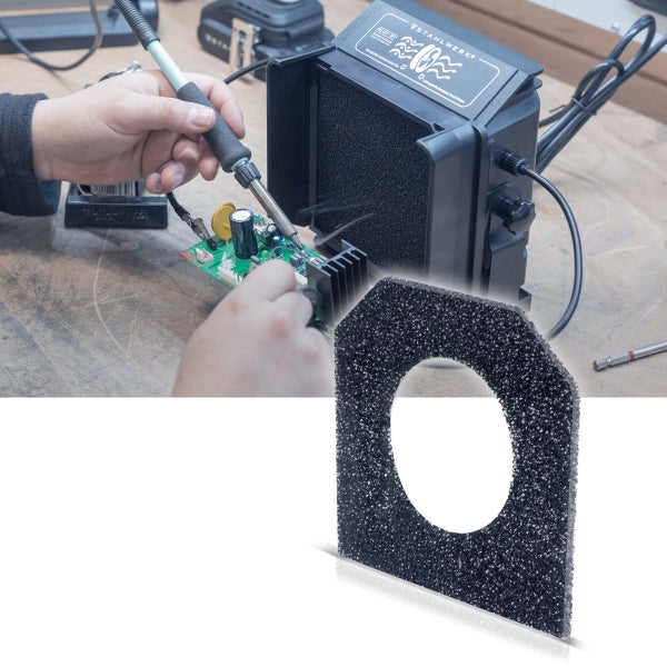 Aktivkohle-Ersatzfilter für Lötrauchabsaugung neben einer Anwendungsszene beim Löten einer Platine in einer Werkstatt.