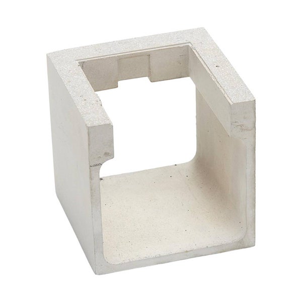 Aufsatzelement aus Beton für Gartenkamine, quadratische Form mit Aussparungen.