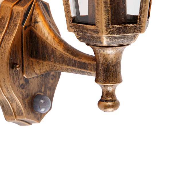 Klassische Außenwandleuchte in Gold-Antik-Optik mit integriertem Bewegungsmelder und Glaseinsätzen.