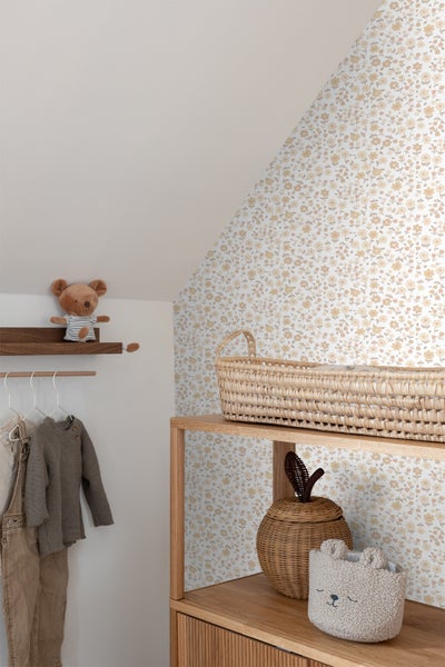 Zimmer mit Blumentapete, Holzregal, Kleidung und Dekoration