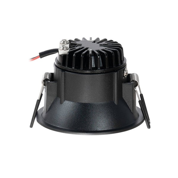 LED-Einbaustrahler in Schwarz mit Kühlrippen und seitlichen Befestigungsfedern.