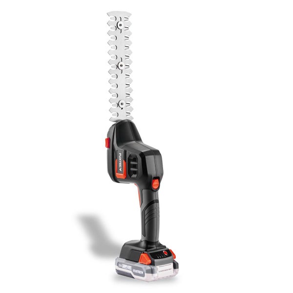Akku-Strauchschere von FUXTEC mit ergonomischem Handgriff und doppelseitigem Schneidemesser.