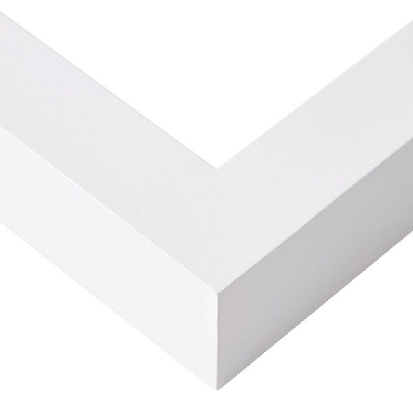 Eckdetail eines schlichten Bilderrahmens in Weiß.