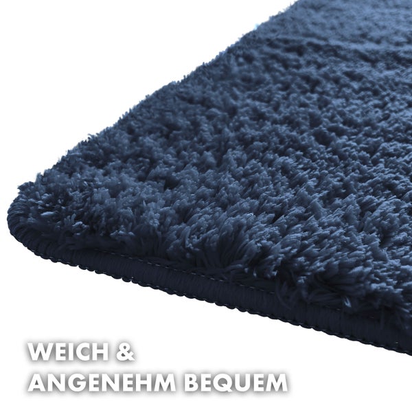 Detailansicht eines blauen Hochflorteppichs