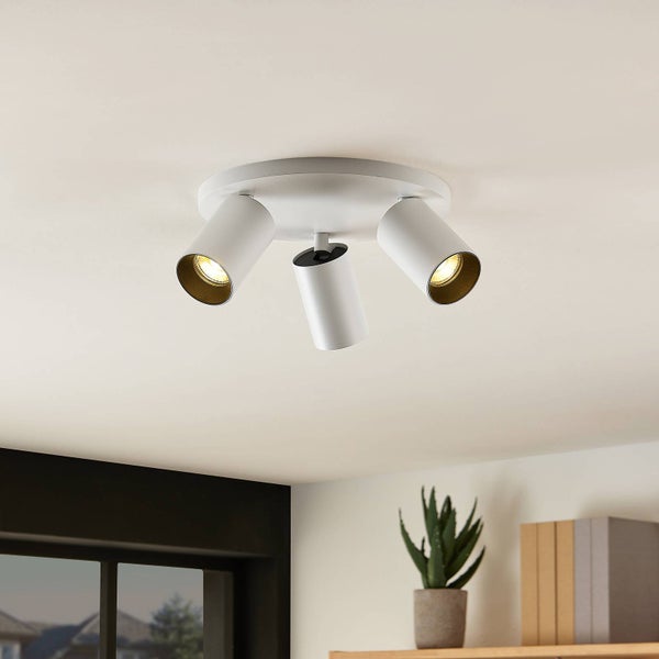 Deckenleuchte mit drei Strahlern im Innenraum