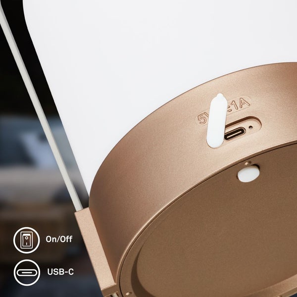 Detailansicht eines Lampensockels mit USB-C-Ladeanschluss und Ein-Aus-Schalter.
