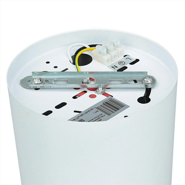 Innenansicht einer Deckenleuchte mit Metallschiene und Klemme