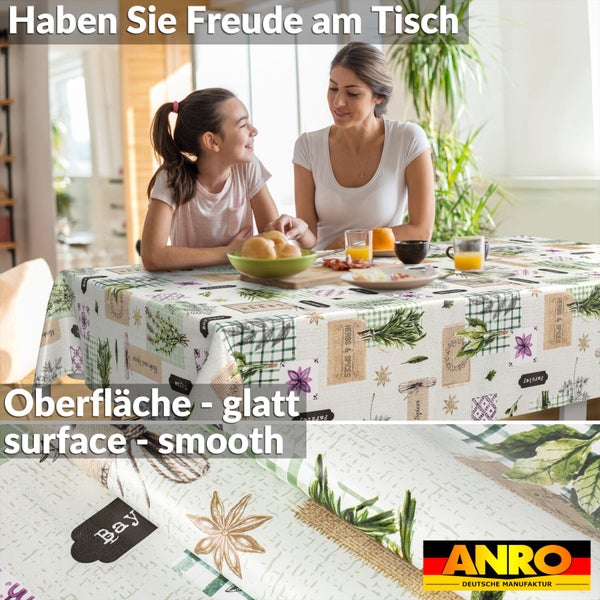 Abwischbare Tischdecke mit Kräuter- und Gewürzmuster in einer hellen Esszimmer-Szene mit zwei Personen. Glatte Oberfläche. ANRO Logo.