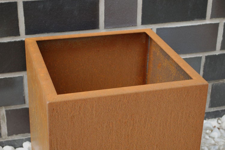 Quadratischer Pflanzkübel aus Cortenstahl mit Rostoptik.
