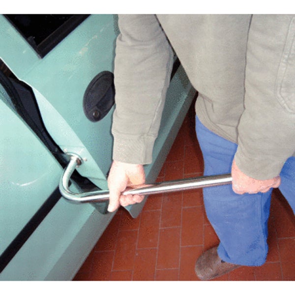 Mann bedient Toilettenkabine mit Griff