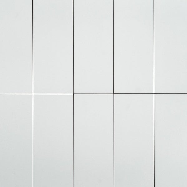 Wandfliesen im rechteckigen Format mit glatter Oberfläche angeordnet im Verband
