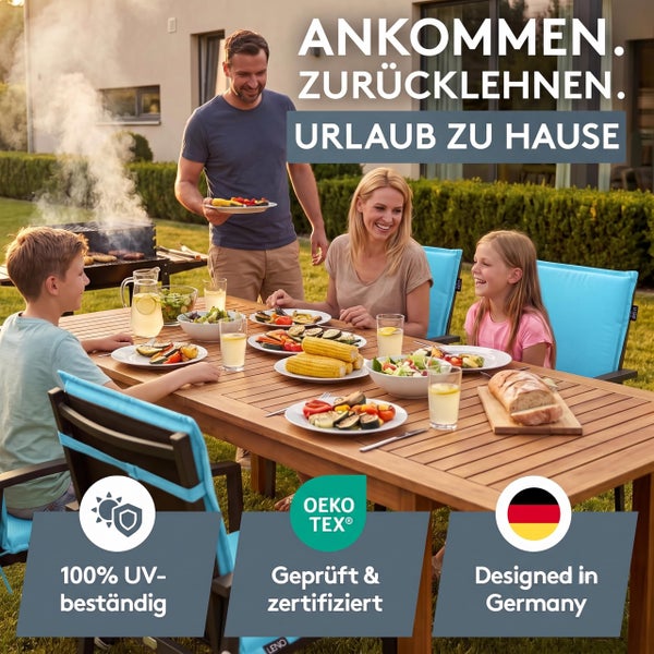 Familie beim Grillen am Holz-Gartentisch mit blauen Stuhlkissen. Symbole für UV-Beständigkeit, Oeko-Tex und Designed in Germany.