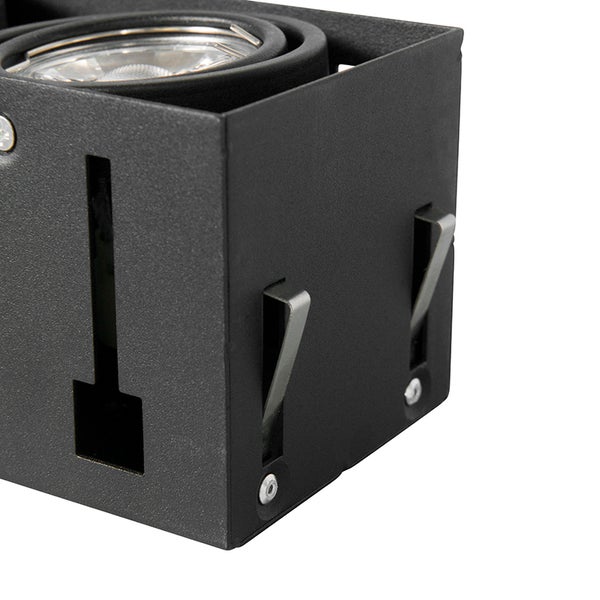 Quadratischer Einbaustrahler aus schwarzem Metall mit Klemmfedern zur Montage und einem schwenkbaren Ring für das Leuchtmittel.