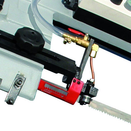 Detailansicht einer Metallsäge mit Kühlmittelzufuhr.