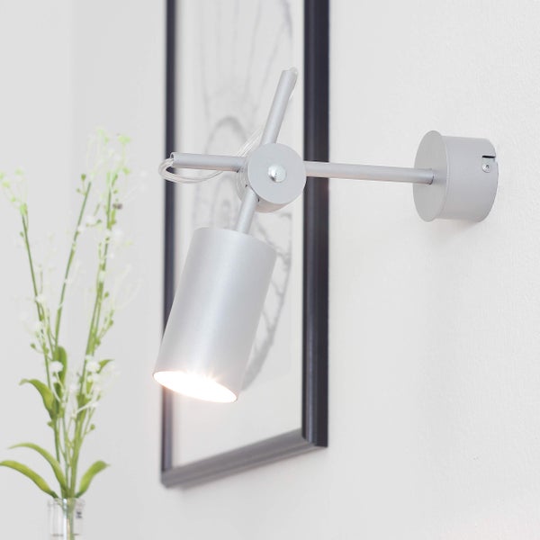 Silberne Wandleuchte mit verstellbarem Arm und Lichtkegel