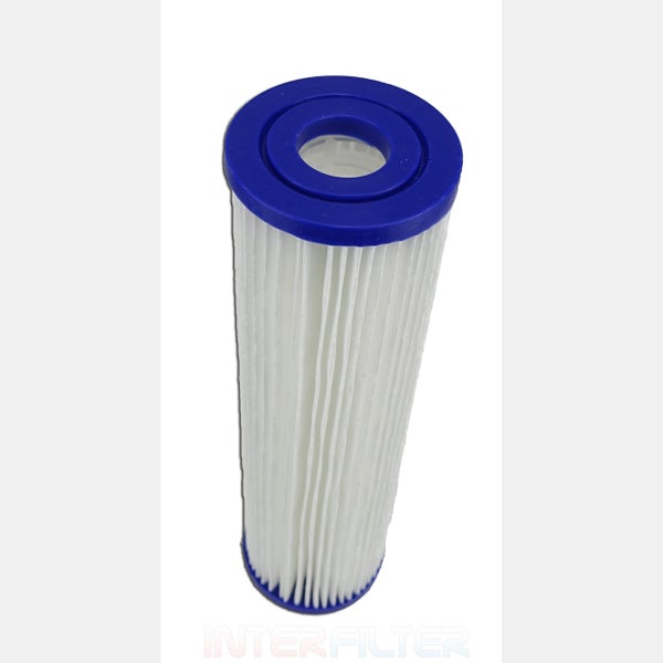 Ein blauer Wasserfilter-Einsatz aus Kunststoff mit Einlass- und Auslasspfeilen und einer zentralen Schraube.