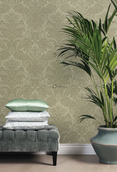 Szene mit gemusterter Tapete, Hocker, Kissen und Topfpflanze
