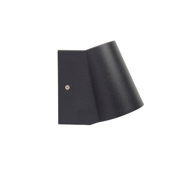 Moderne Außenwandleuchte aus Metall mit schrägem Lampenkopf für die Fassadenbeleuchtung.